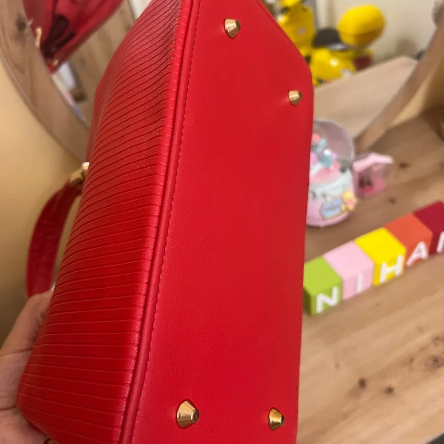 کیف قرمز