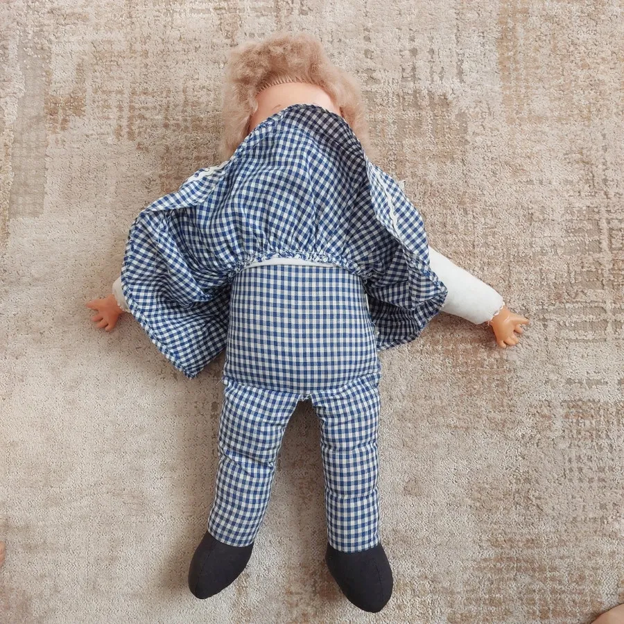 عروسک قدیمی دختر