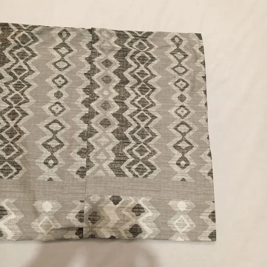 روبالشتی طرح دار طوسی رنگ