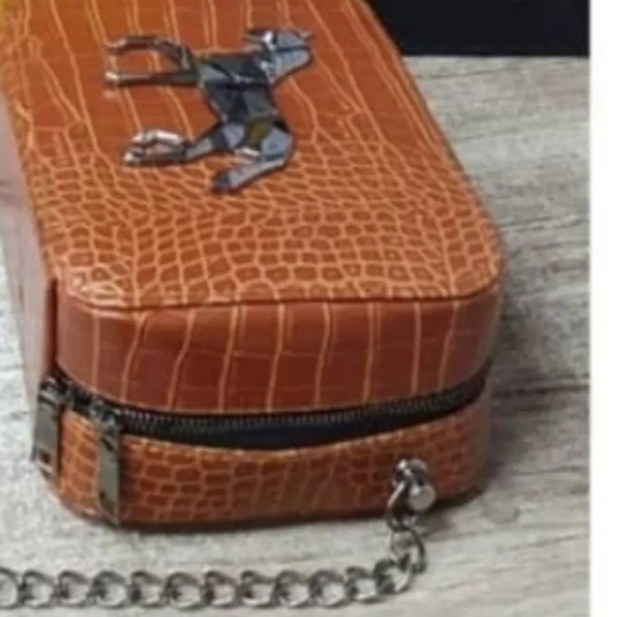 کیف با طرح اسب برجسته
