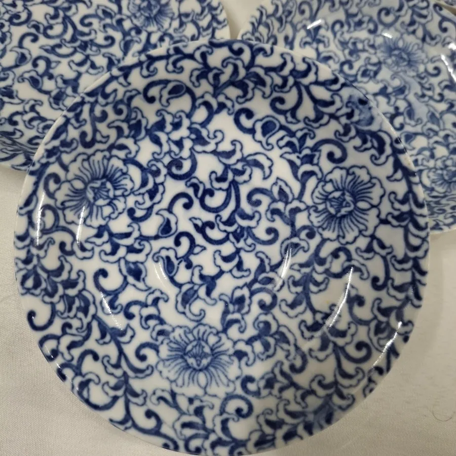 یک دست نعلبکی قدیمی