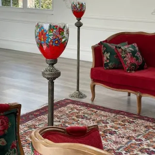شمعدان کنار مبلی