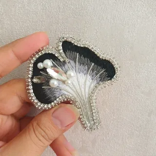 سنجاق سینه گلدوزی و جواهر