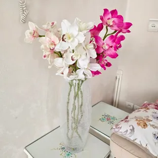 گلدان و گل مصنوعی