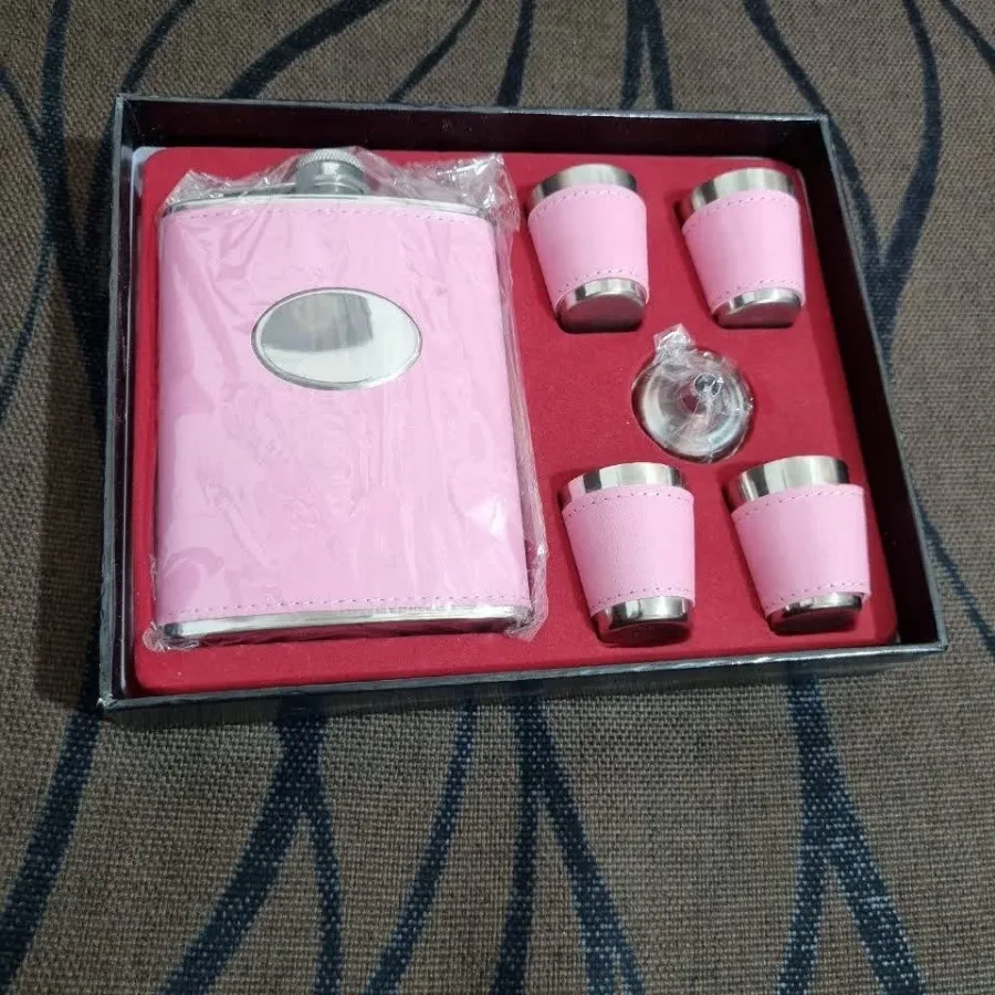 بطری اب و چهار لیوان کوچک