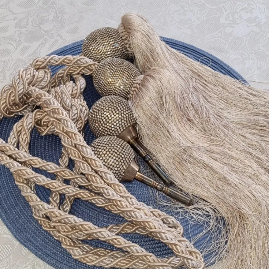گل میخ و پرده جمع کن