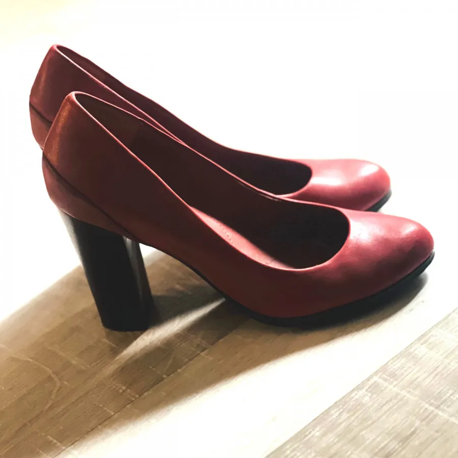 کفش قرمز luxury rebel