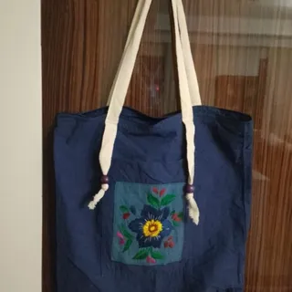 کیف پارچه ای گلدوزی شده