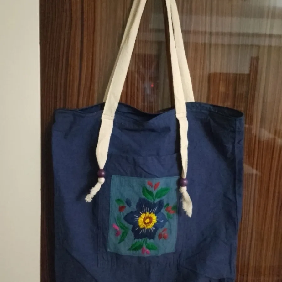 کیف پارچه ای گلدوزی شده