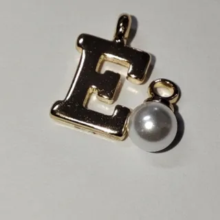 آویز گردنبند یا گوشواره E