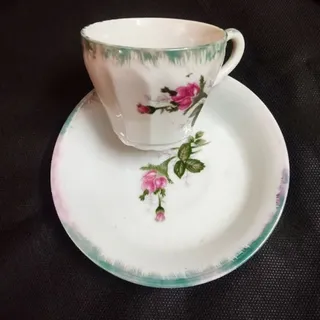 فنجان و نعلبکی قدیمی