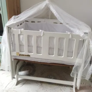 تخت وگهواره کنار مادر