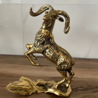 تندیس قوچ روی صخره برنزی