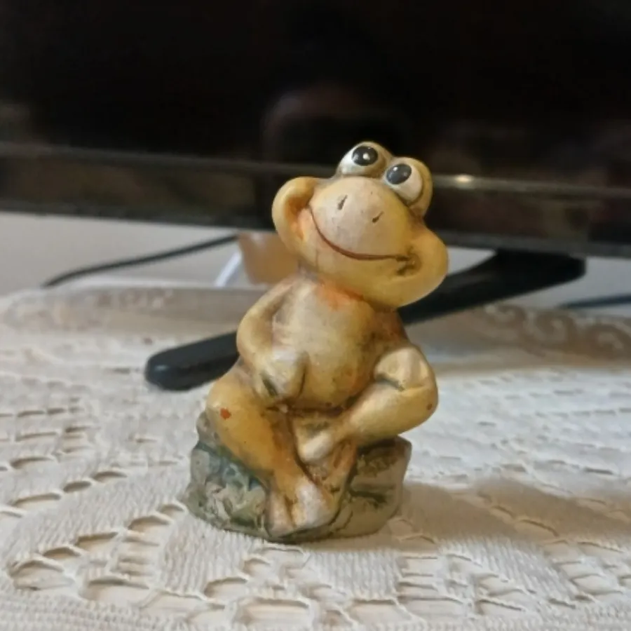 مجسمه قورباغه