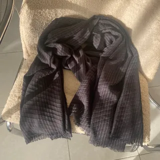 شال مشکی پلیسه