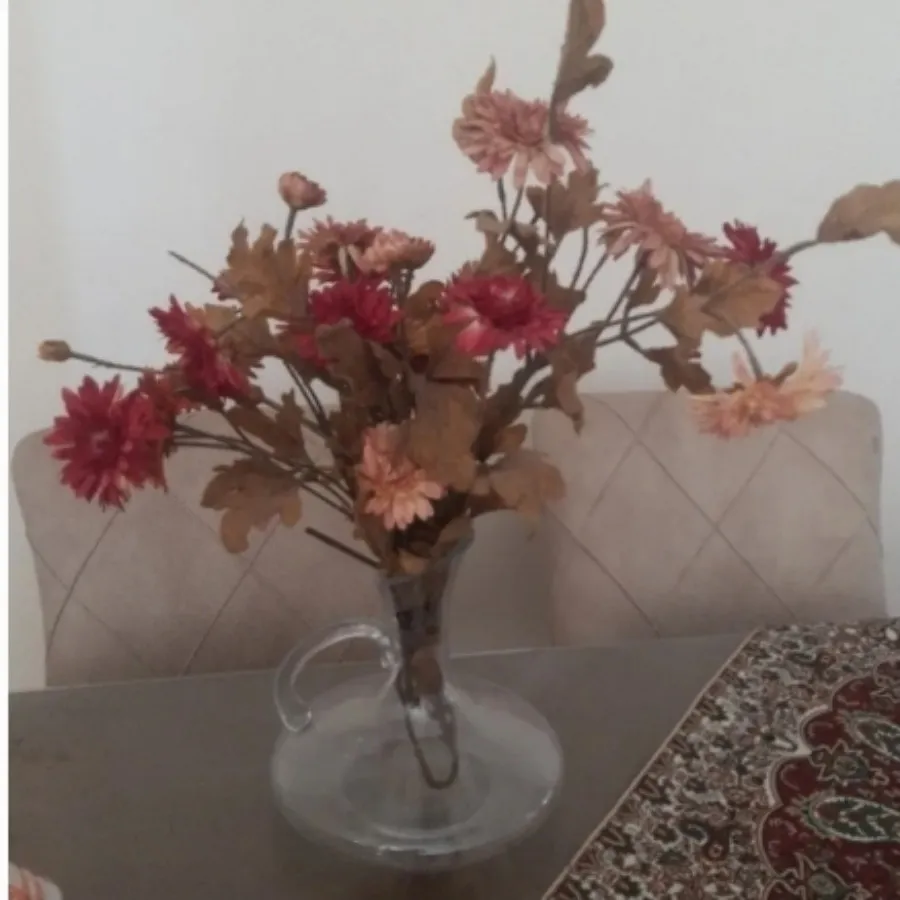 گلدان و گل مصنوعی