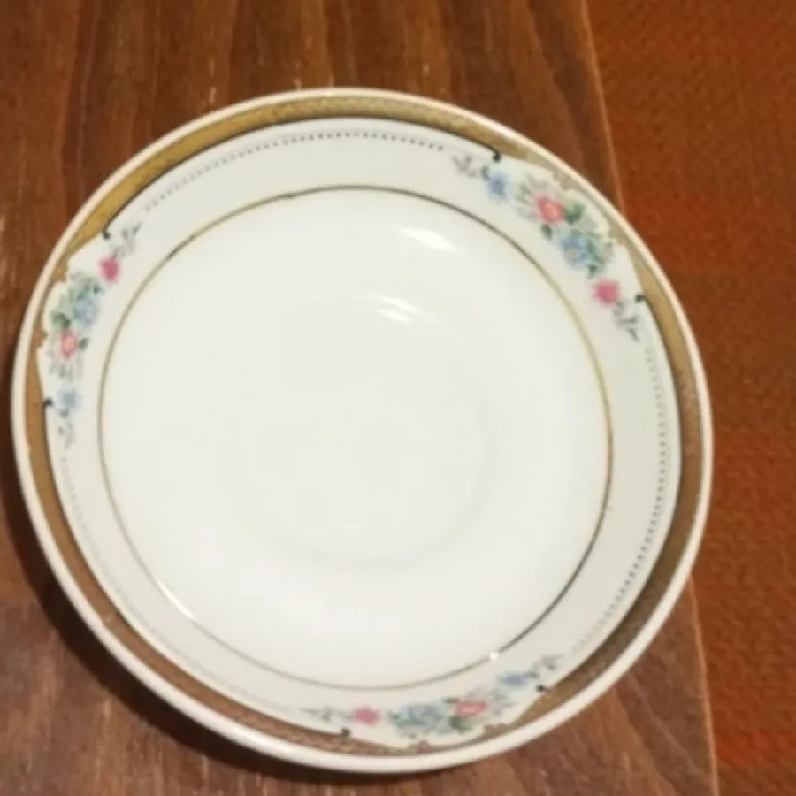 یک دست نعلبکی چینی گلدار