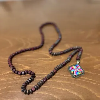 گردبند چوبی با پلاک