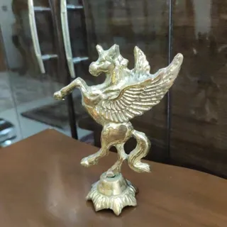 مجسمه اسب تک شاخ فلزی