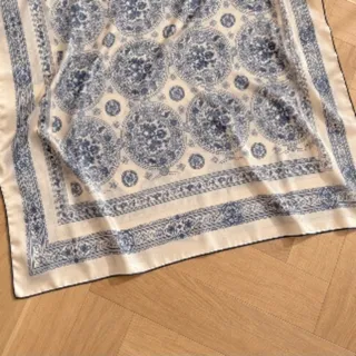 روسری با نقش آبی