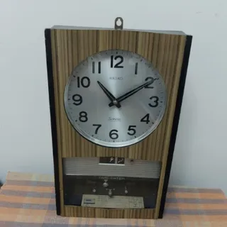 ساعت دیواری قدیمی
