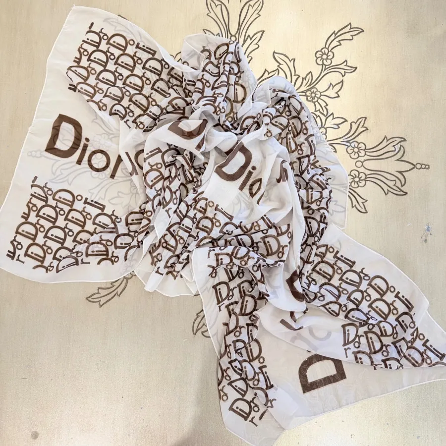 شال Dior