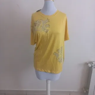 تیشرت زرد نگیندار