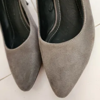 کفش پاشنه دار چرم طوسی