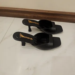 صندل مشکی پاشنه دار
