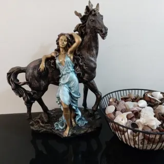 مجسمه دختر و اسب