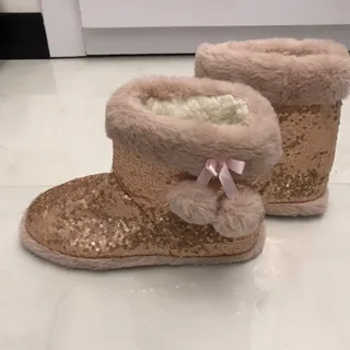 ‏ugg