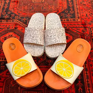 دو عدد دمپایی رو فرشی