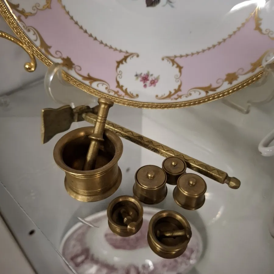 هاون برنجی و تیشه