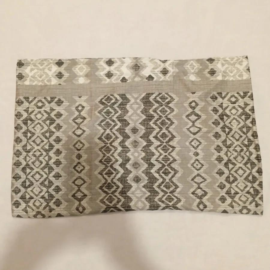 روبالشتی طرح دار طوسی رنگ