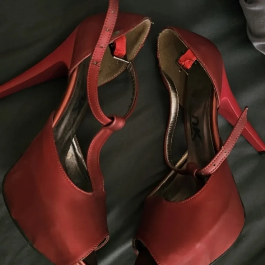 کفش پاشنه بلند چری ?