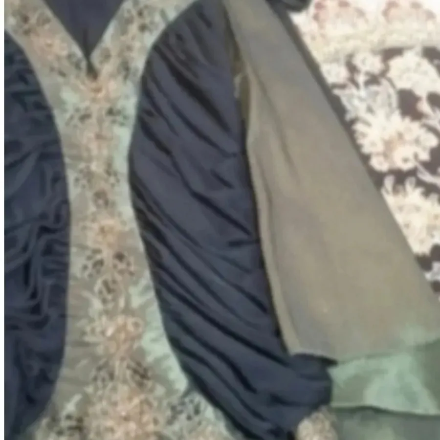 لباس مجلسی و شال از خودش