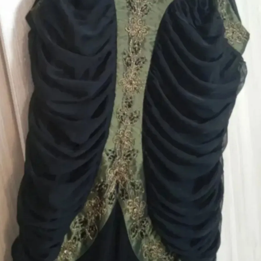 لباس مجلسی و شال از خودش