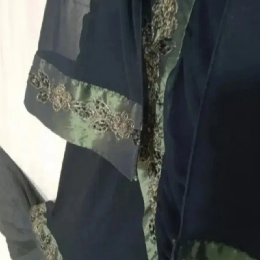 لباس مجلسی و شال از خودش
