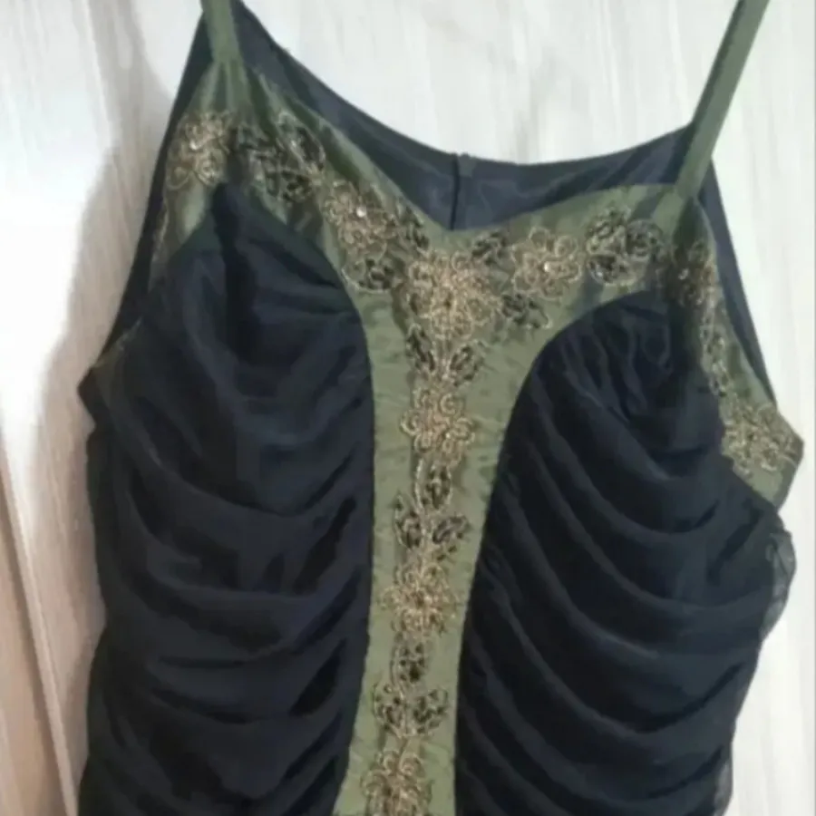 لباس مجلسی و شال از خودش