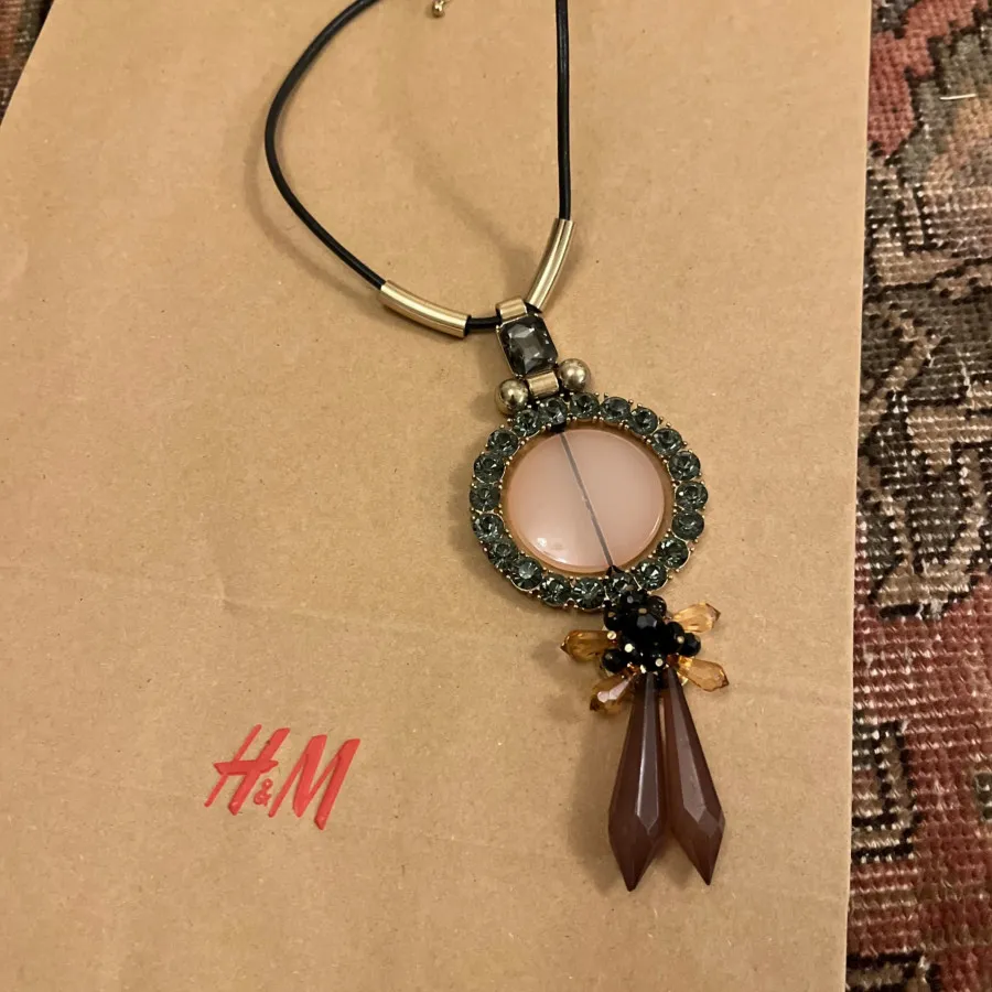 گردنبند رو لباسی h&m