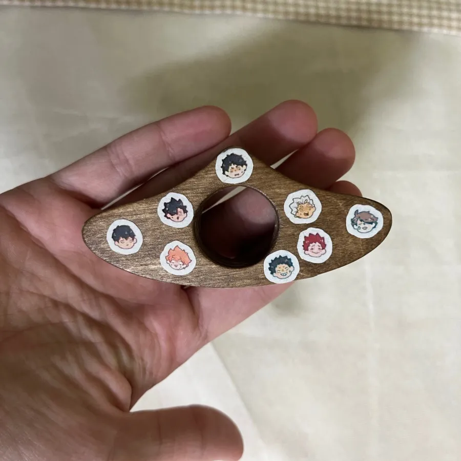 مراقب صفحات کتاب چوبی