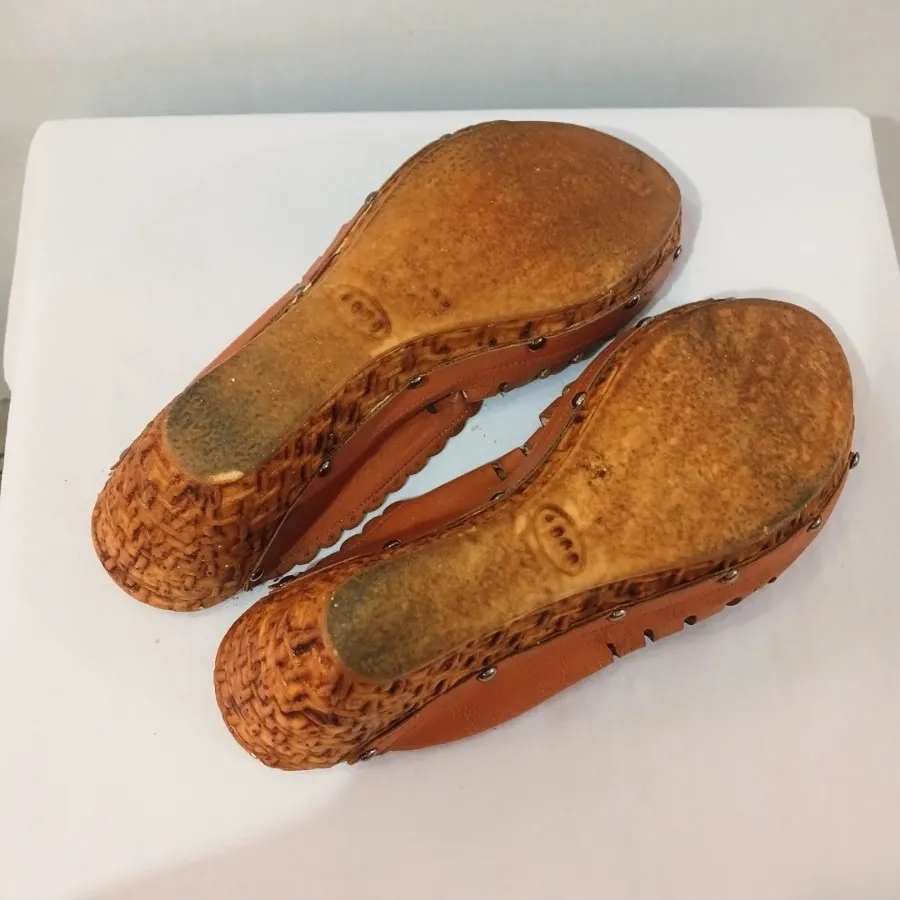 صندل عسلی رنگ