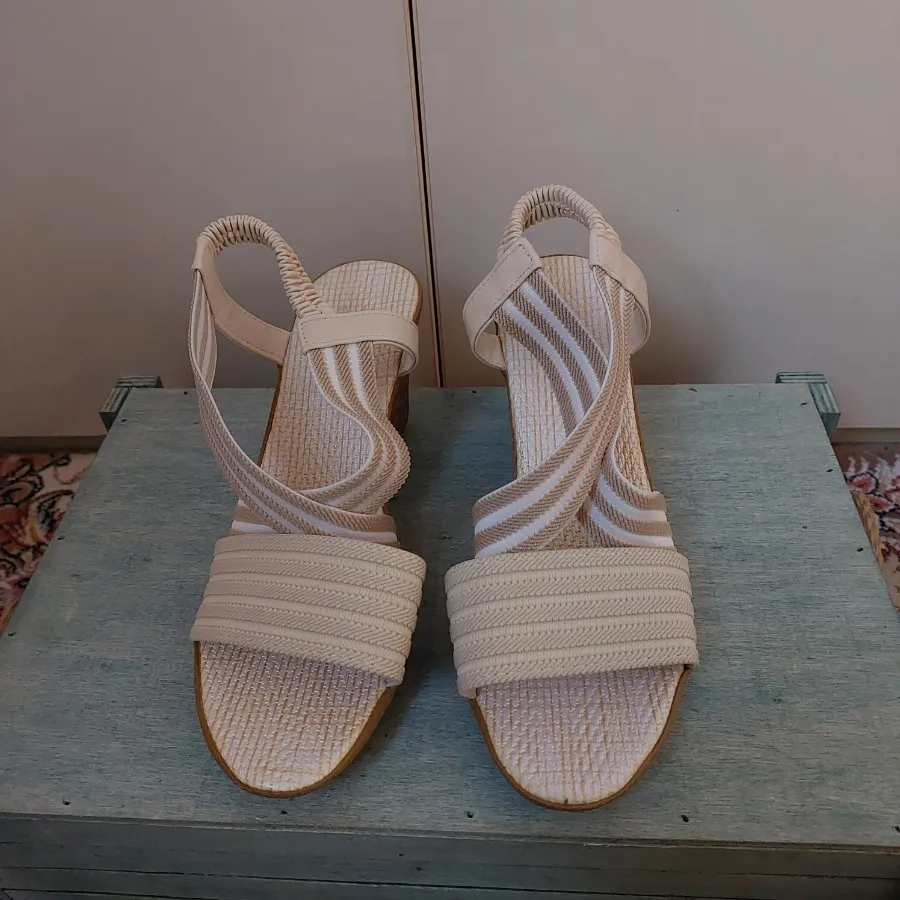 کفش صندل کرمی لژدار
