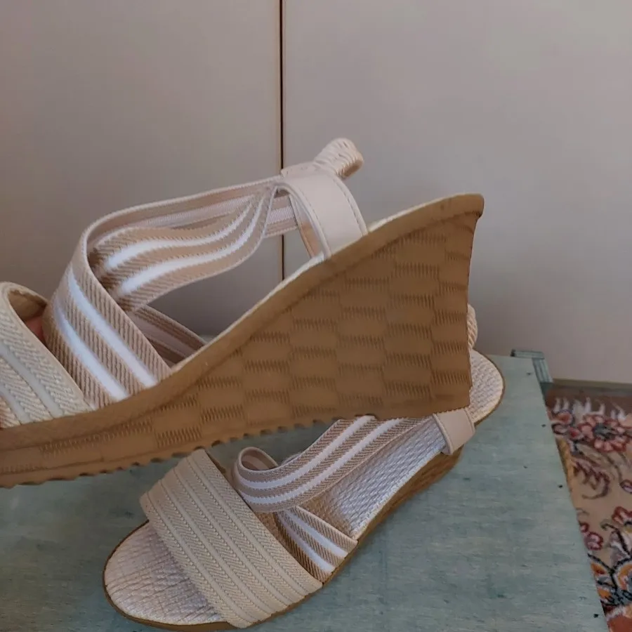 کفش صندل کرمی لژدار