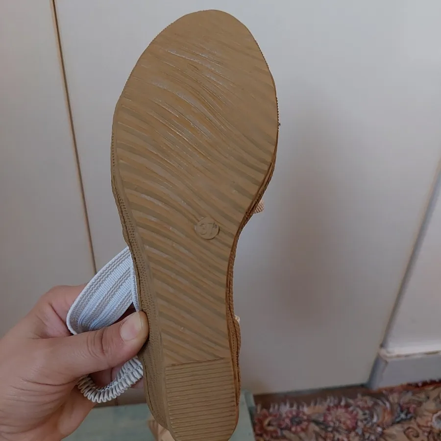 کفش صندل کرمی لژدار