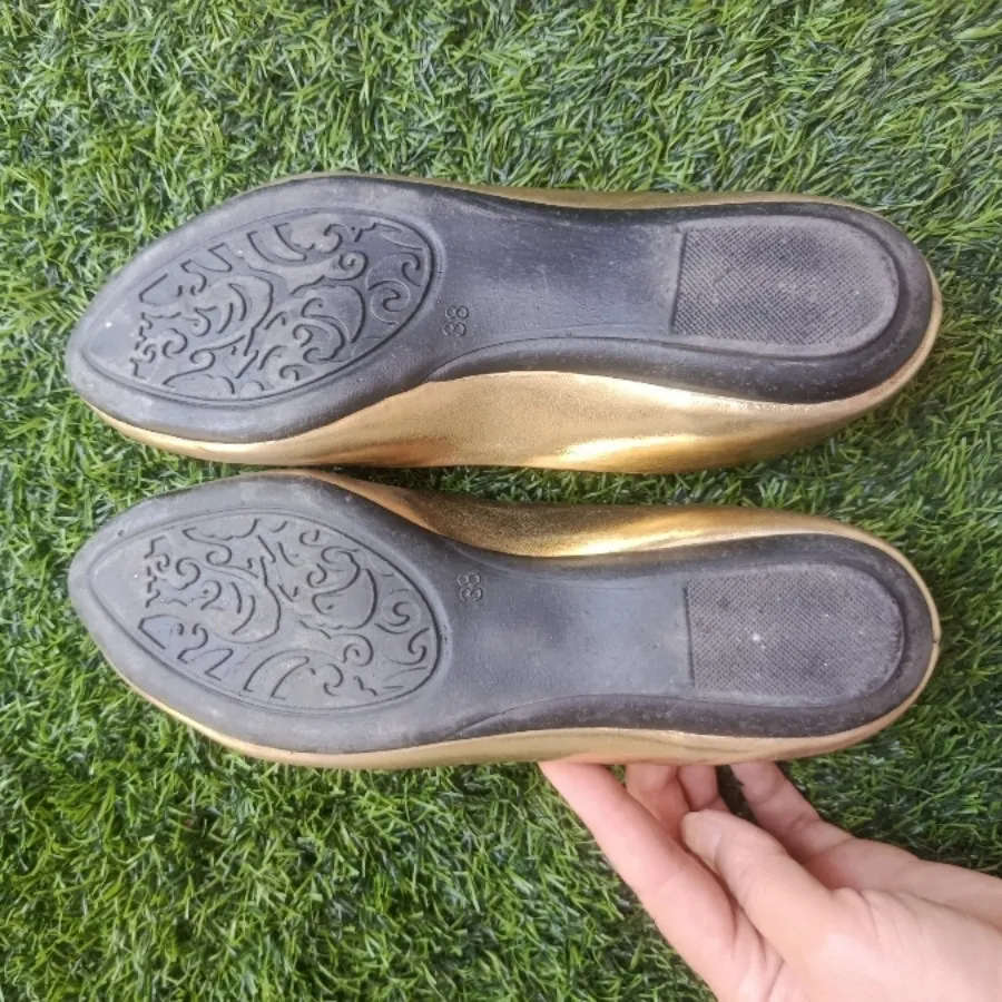 کفش عروسکی طلایی
