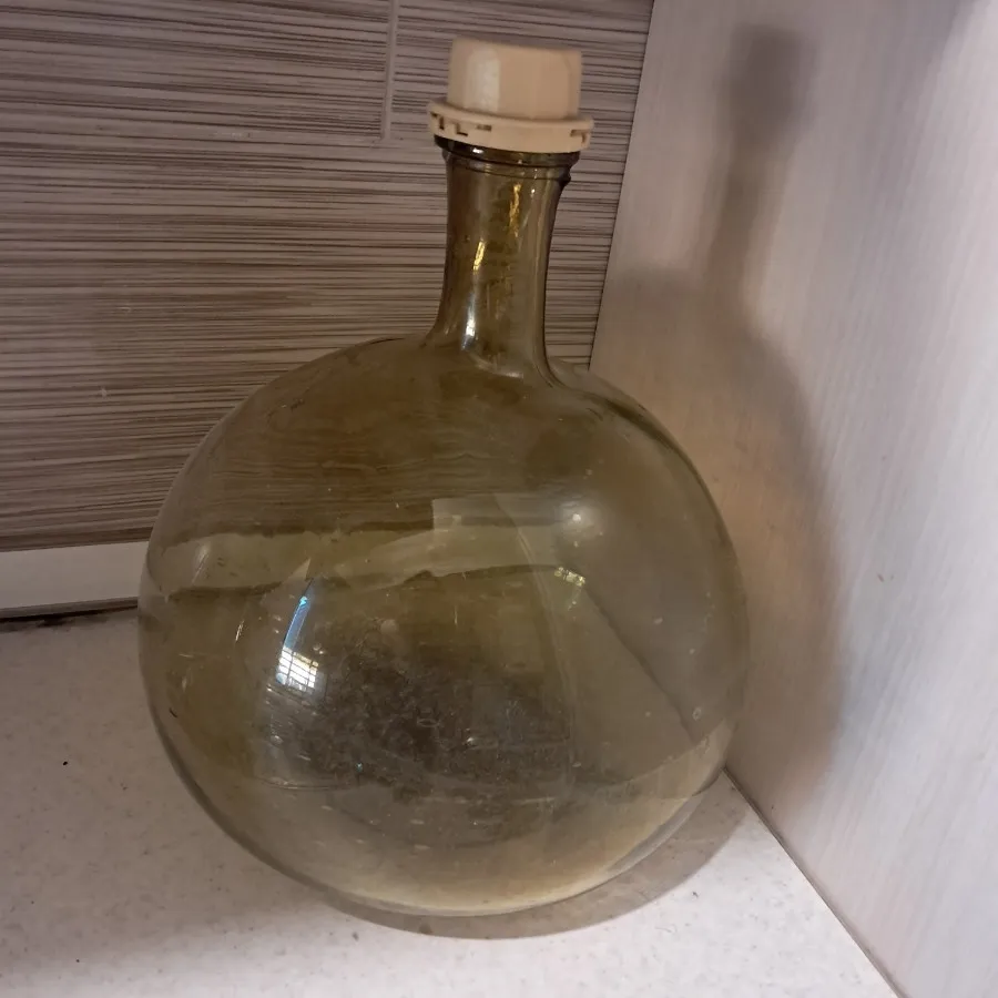 تنگ شیشه ای بزرگ