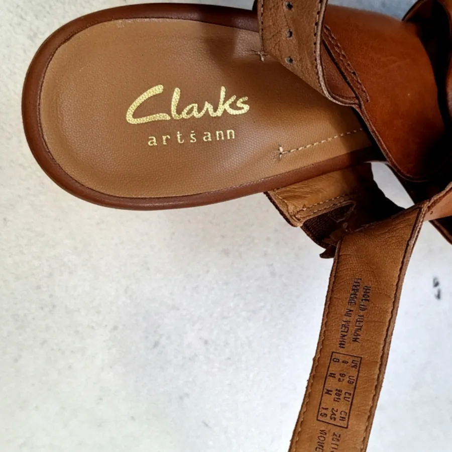 کفش برند clarks