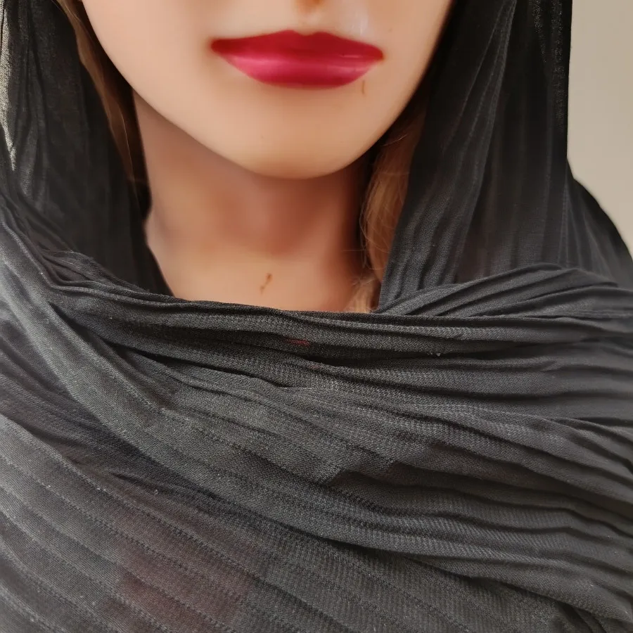شال مشکی پلیسه