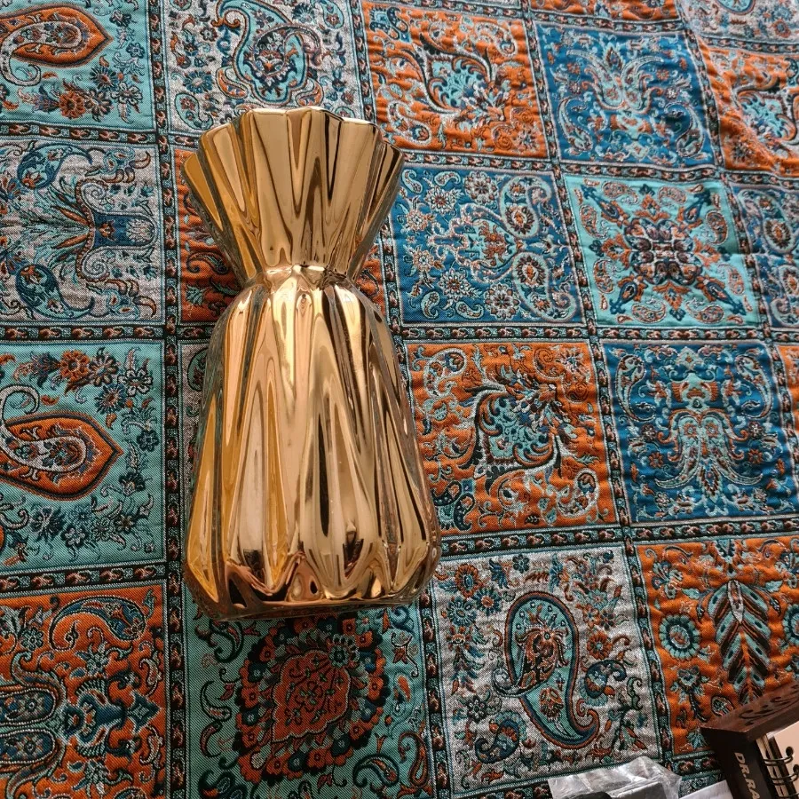 گلدان طلایی